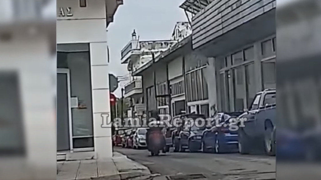 Αξιωματικός της τροχαίας μπαίνει ανάποδα: Το βίντεο που κατέγραψε περαστικός στη Χαλκίδα
