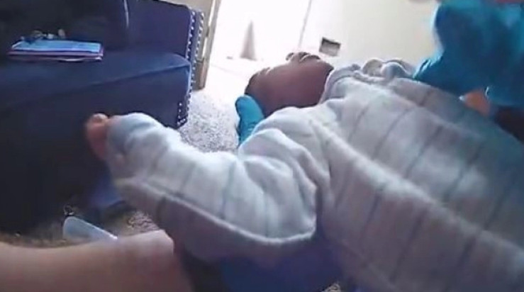 Αστυνομικοί σώζουν μωρό: Συγκλονιστικό βίντεο από το Μιζούρι