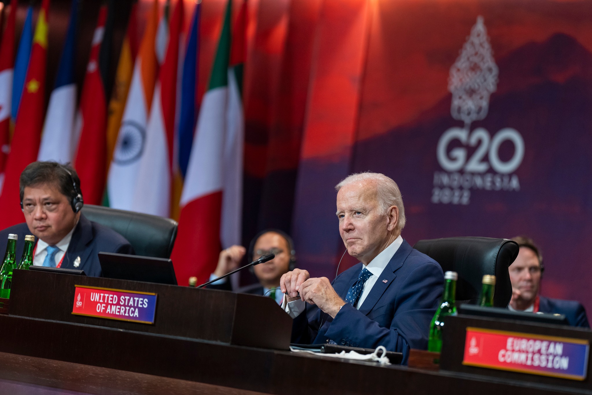 Μπάιντεν σκονάκι: Οδηγίες για τα… πάντα – Τι “έπιασαν” φωτογράφοι στη G20