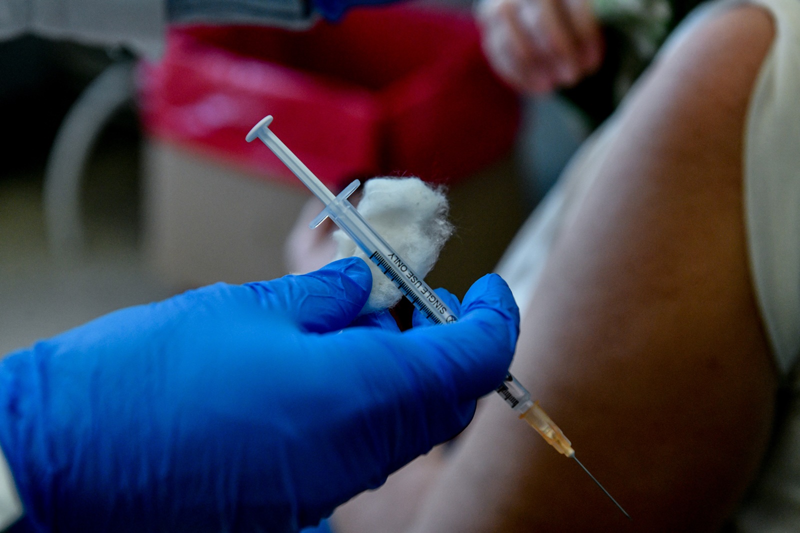 Επικαιροποιημένα εμβόλια covid: «Καλύπτουν και μεταλλάξεις που δεν έχουν εμφανιστεί»
