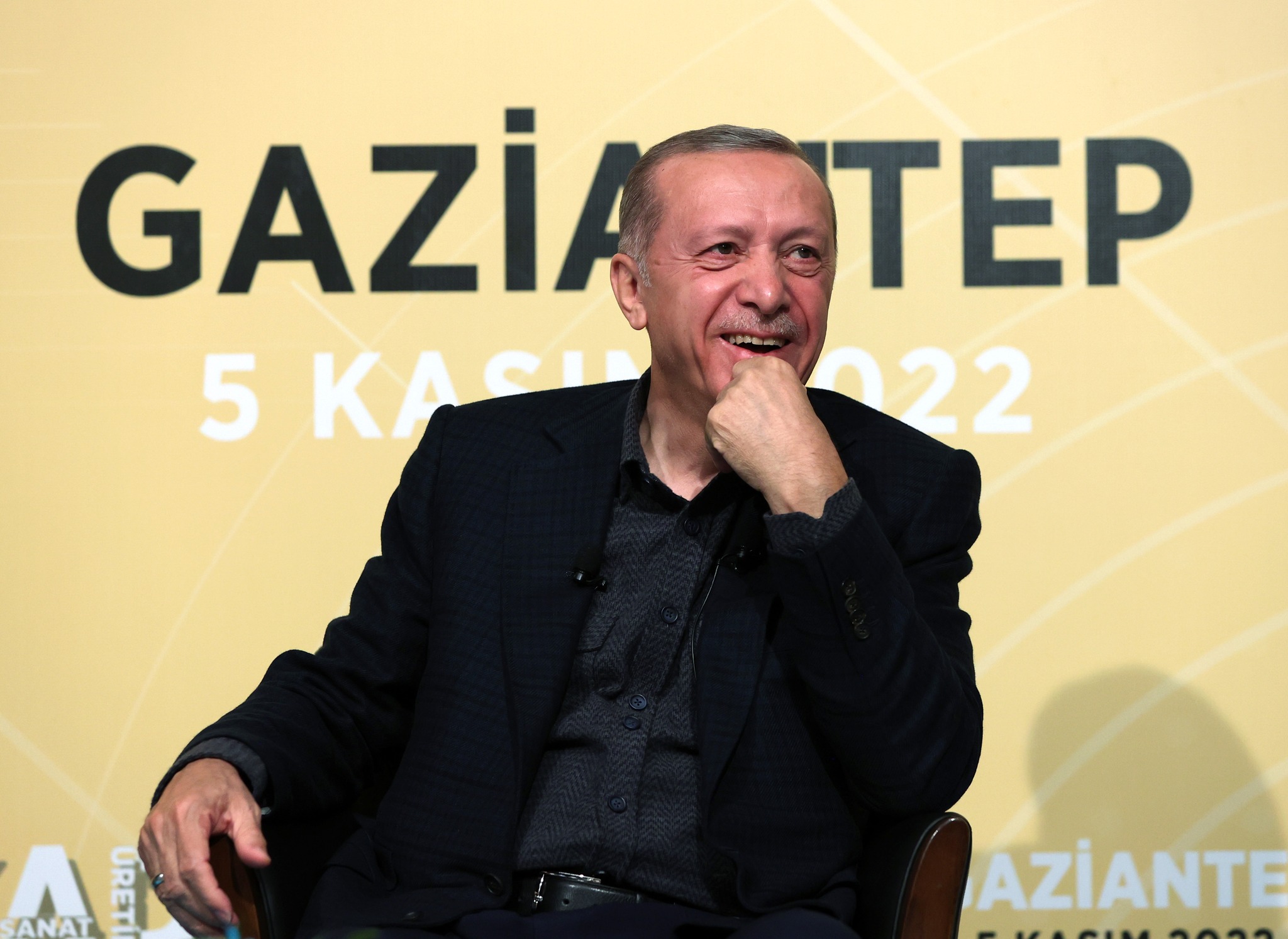 Ο Ερντογάν τραγουδάει: Το ‘ριξε στα… λαϊκά ο Τούρκος πρόεδρος
