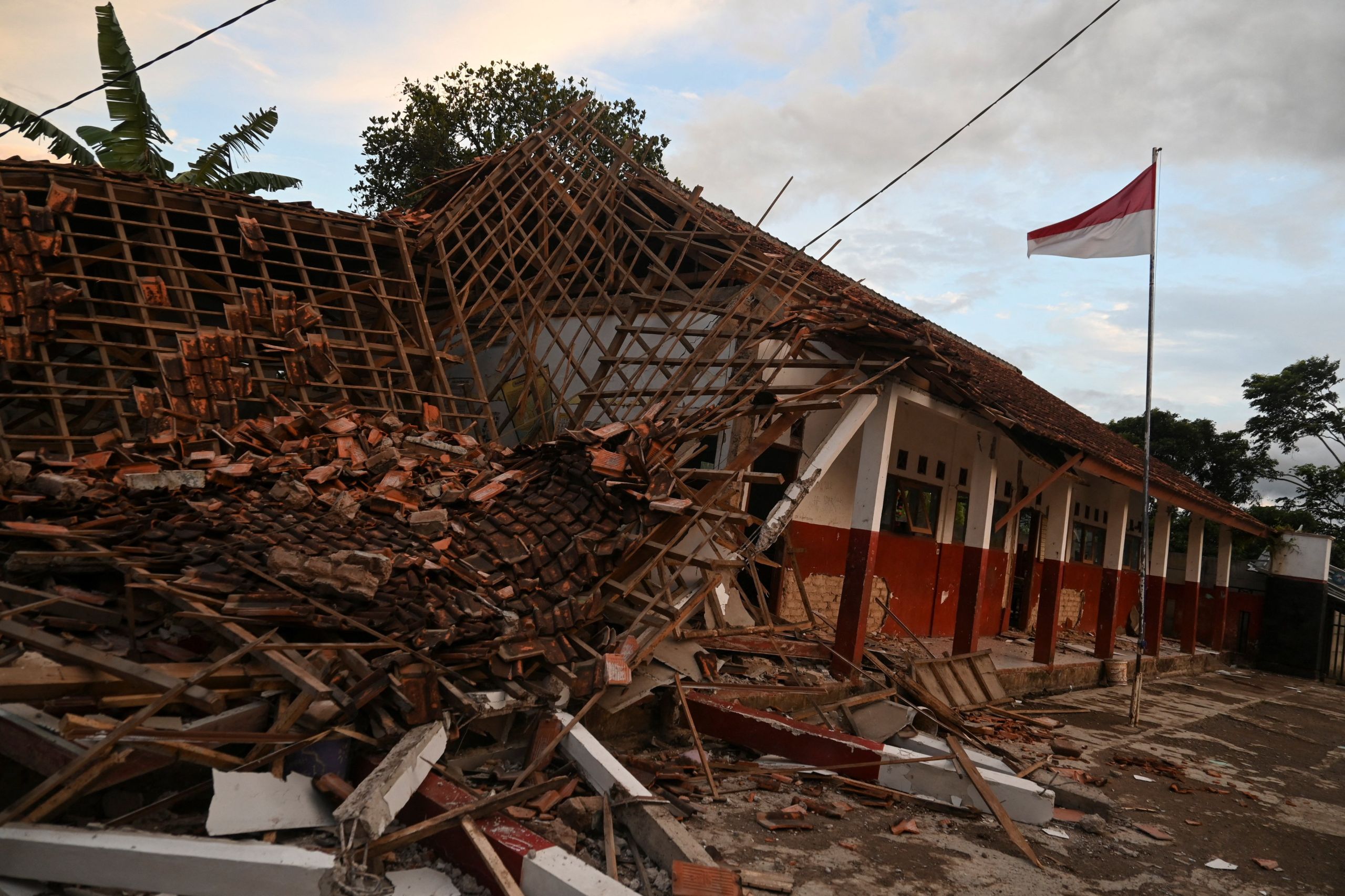 Σεισμός Ινδονησία: Ξεπέρασαν τους 100 οι νεκροί
