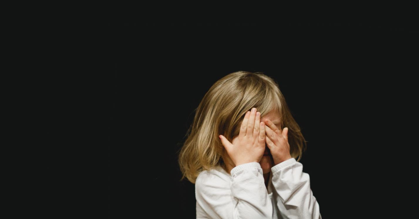 Κακοποίηση ανηλίκων – νόμος: Ενισχύεται το νομοσχέδιο, «black list» για τους παιδοβιαστές