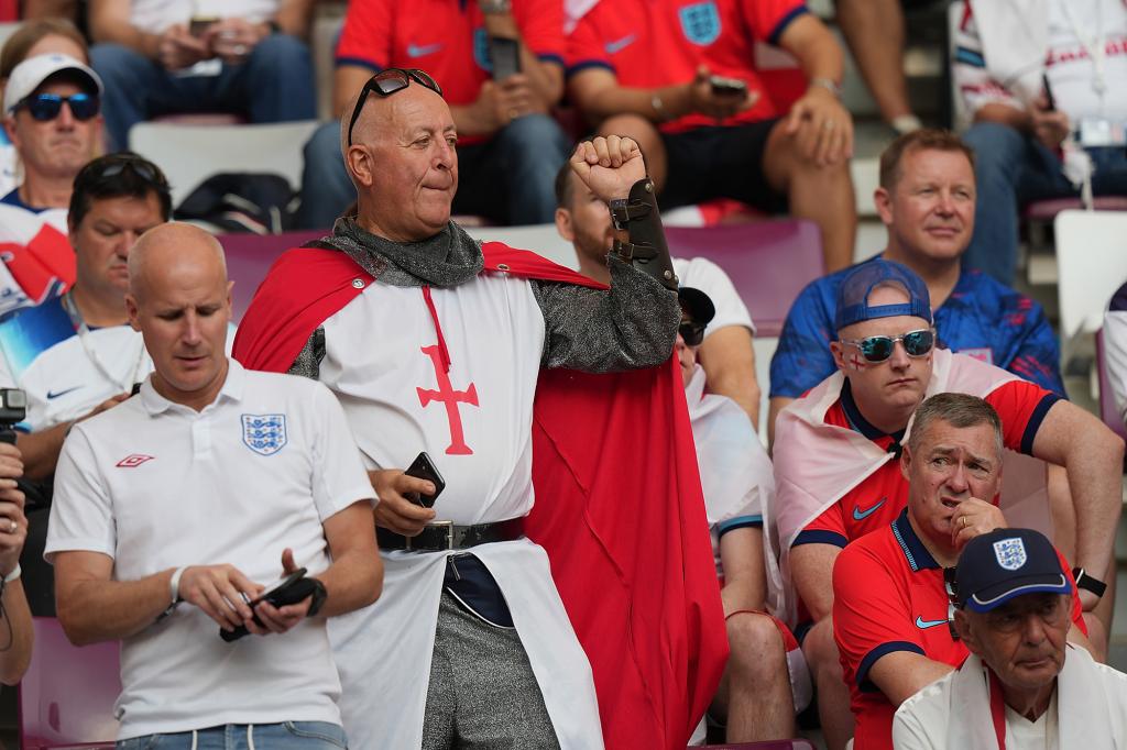 Μουντιάλ Αγγλία – ΗΠΑ 0 – 0: Άγγλοι οπαδοί ντύθηκαν σταυροφόροι