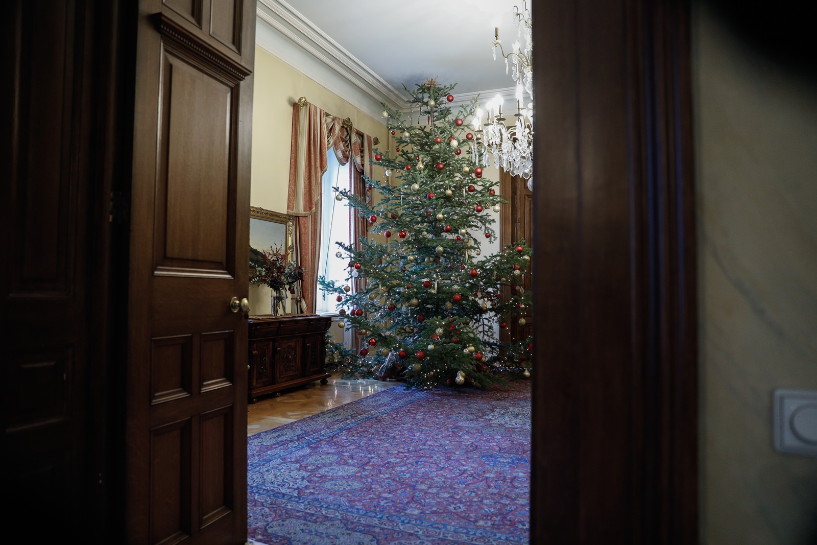 Χριστούγεννα – Προεδρικό Μέγαρο: Η Σακελλαροπούλου στόλισε με παιδιά από το Χατζηκυριάκειο