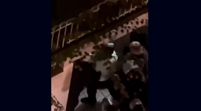Ιράν – αστυνομική βία: Κτηνώδης επίθεση σε διαδηλωτή