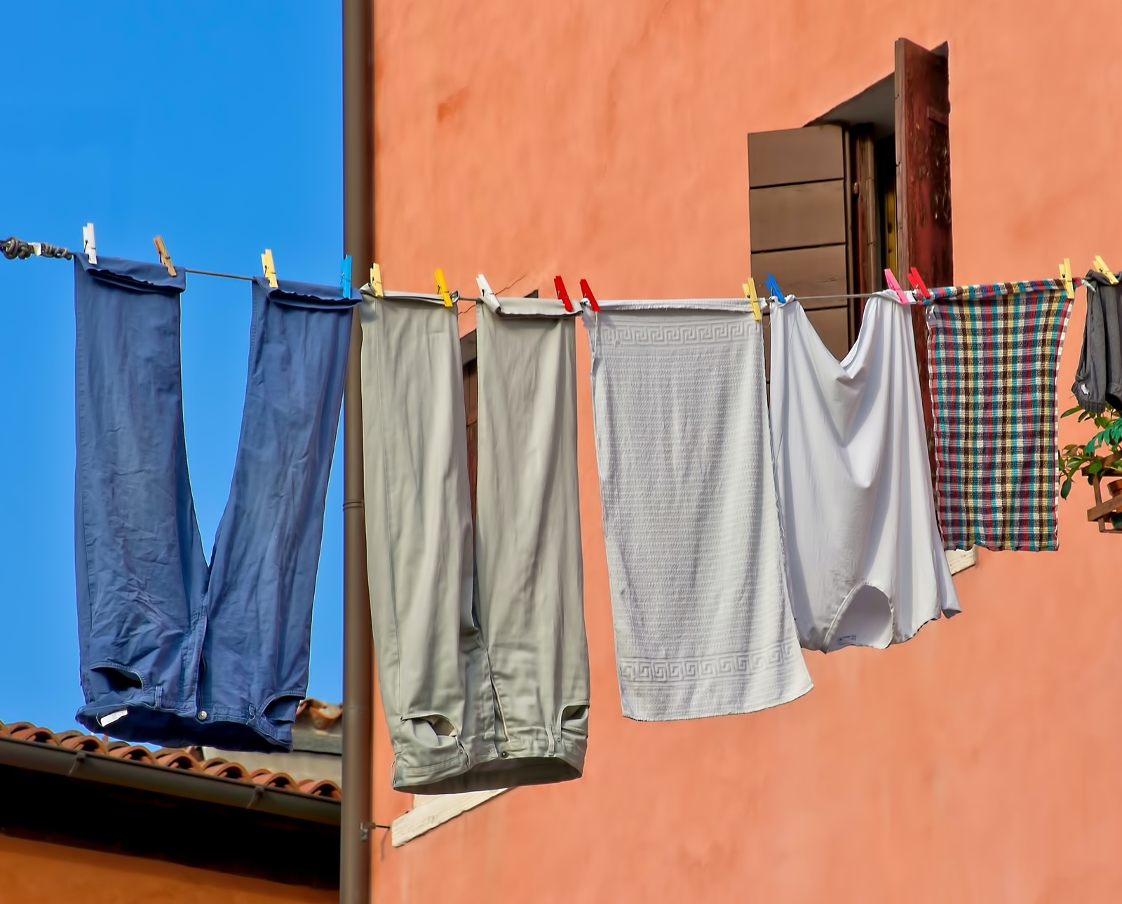 Ξέβαψαν τα ρούχα – τι να κάνω: 4 τρόποι να διορθώσω τη ζημιά
