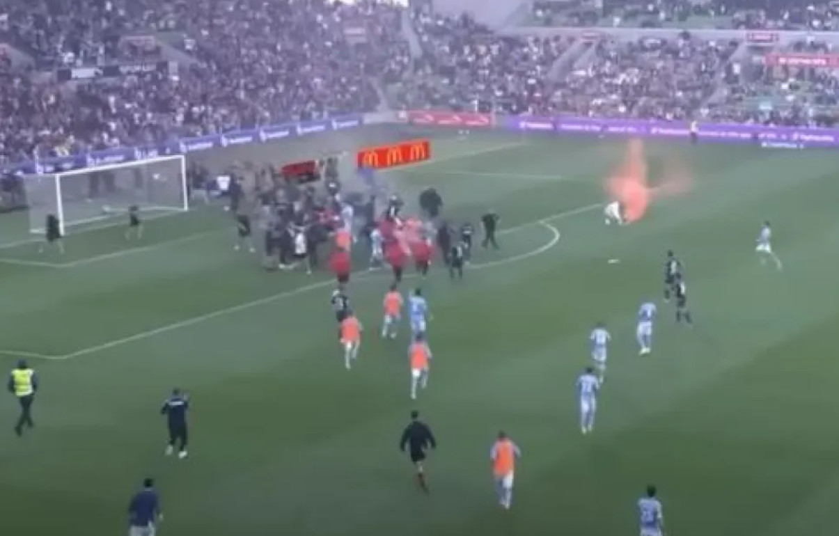 Ξύλο σε αγώνα ποδοσφαίρου: Χαμός σε γήπεδο της Αυστραλίας