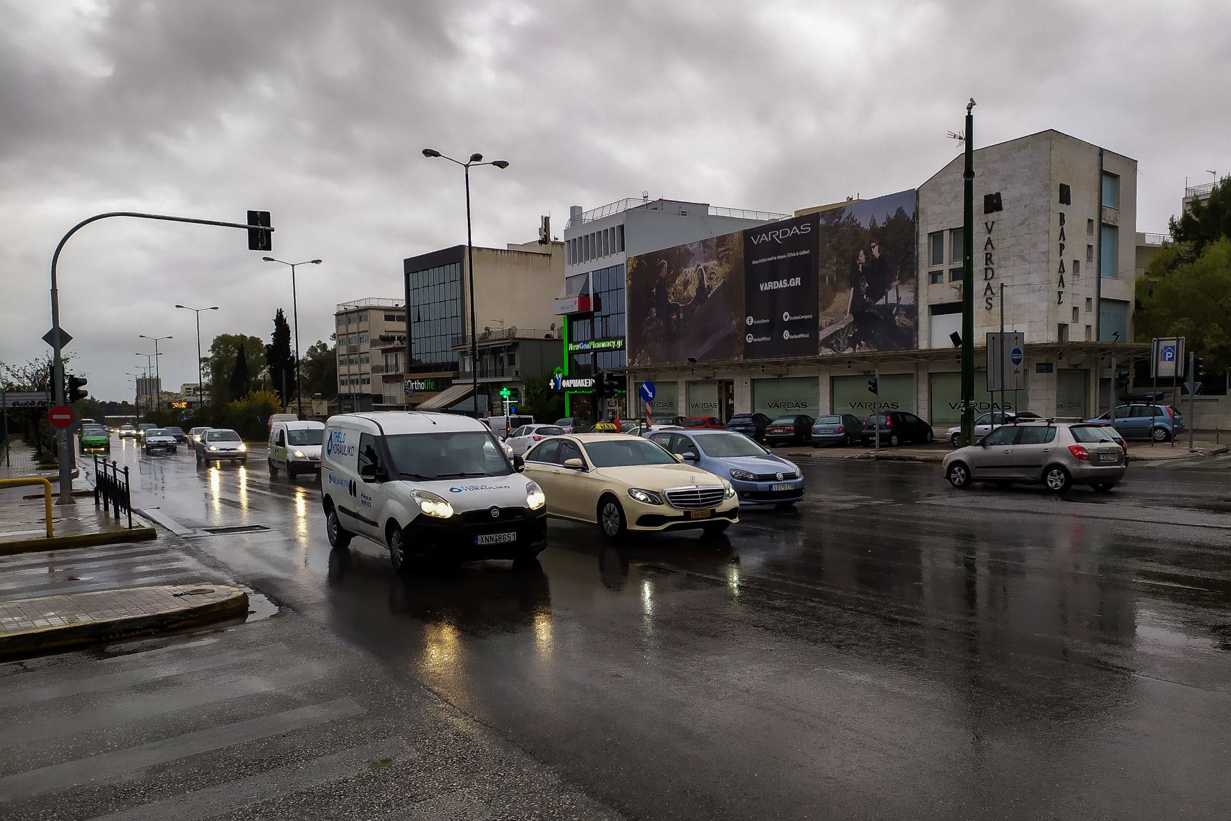 Καιρός σήμερα: Βροχές και καταιγίδες «κόβουν» την Ελλάδα στα δύο