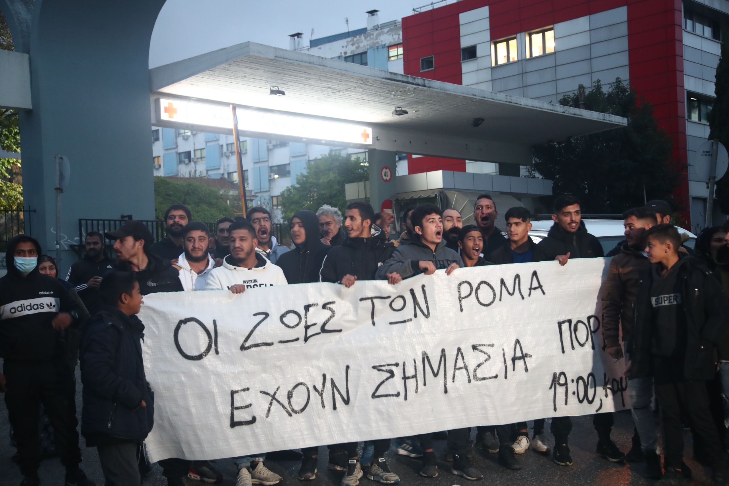 Θεσσαλονίκη: Ρατσιστικά κίνητρα βλέπει η οικογένεια του 16χρονου που δέχτηκε σφαίρα από αστυνομικό