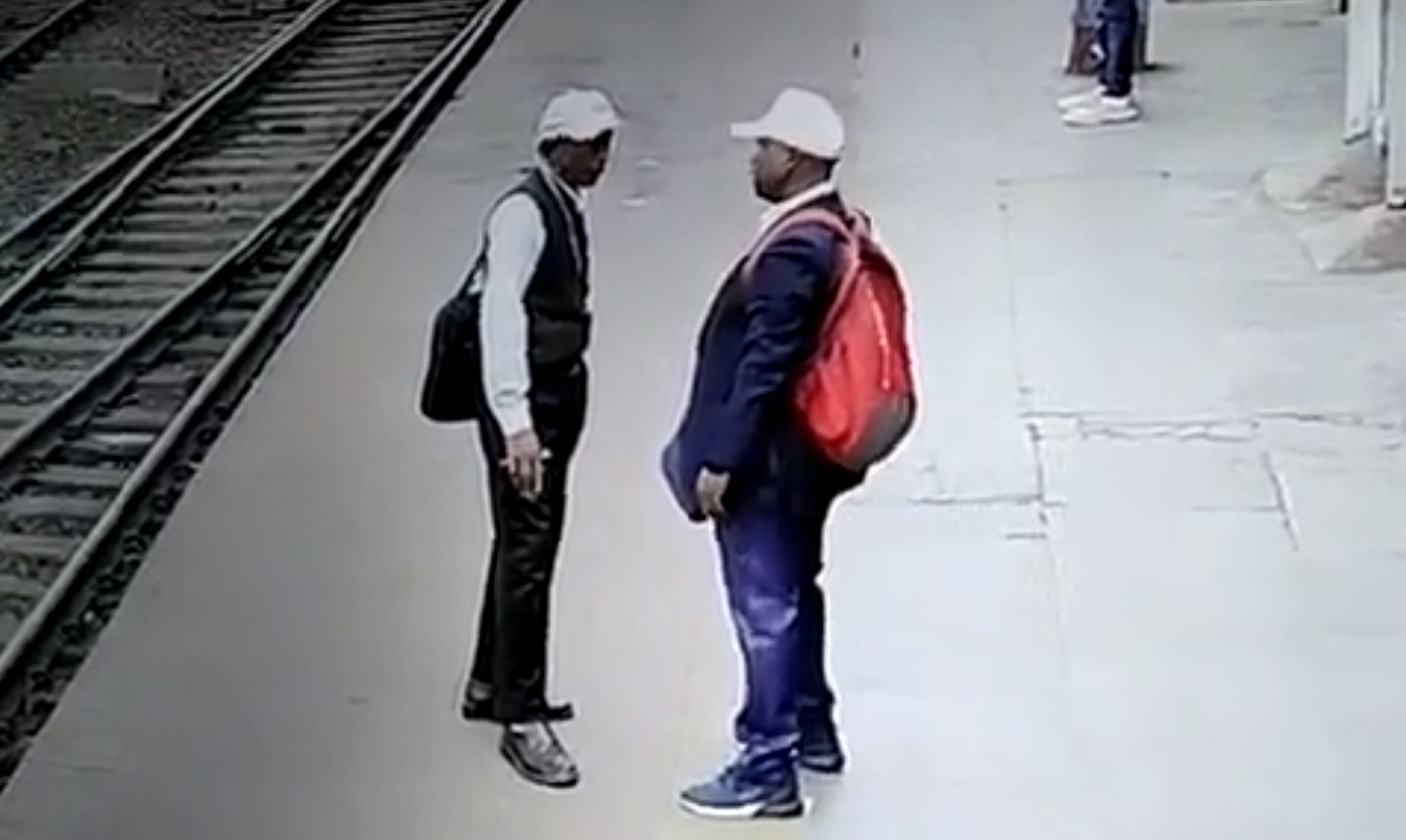 Ηλεκτροπληξία από καλώδιο: Βίντεο σοκ από σταθμό τρένου στην Ινδία