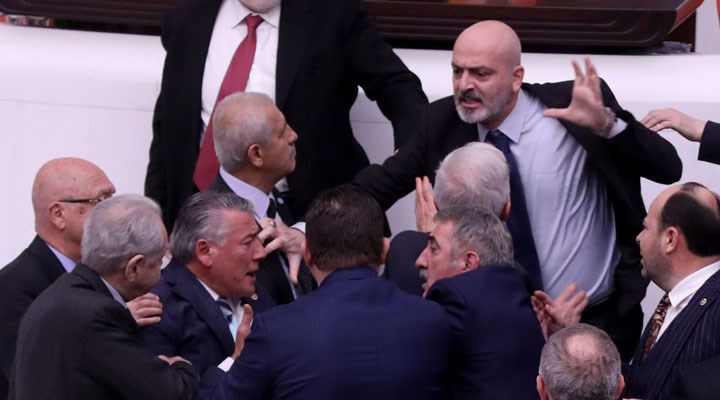 Ξύλο στην τουρκική Βουλή: Πιάστηκαν στα χέρια για τον προϋπολογισμό