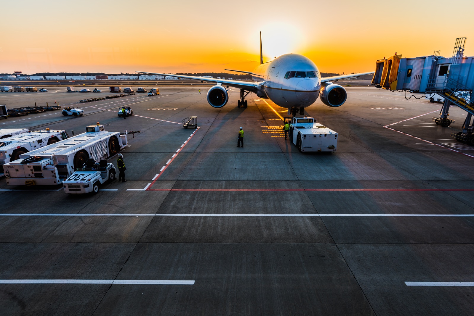 Υπάλληλοι αεροδρομίου πετούσαν αποσκευές: Το εξοργιστικό βίντεο και οι απολύσεις