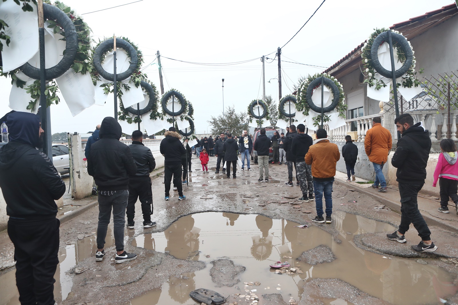 Κηδεία 16χρονου Ρομά – Θεσσαλονίκη: Φίλοι και συγγενείς αποχαιρετούν τον Κώστα