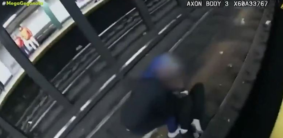 Έπεσε στις ράγες του μετρό: Στιγμή σοκ για άντρα μετά από λιποθυμία