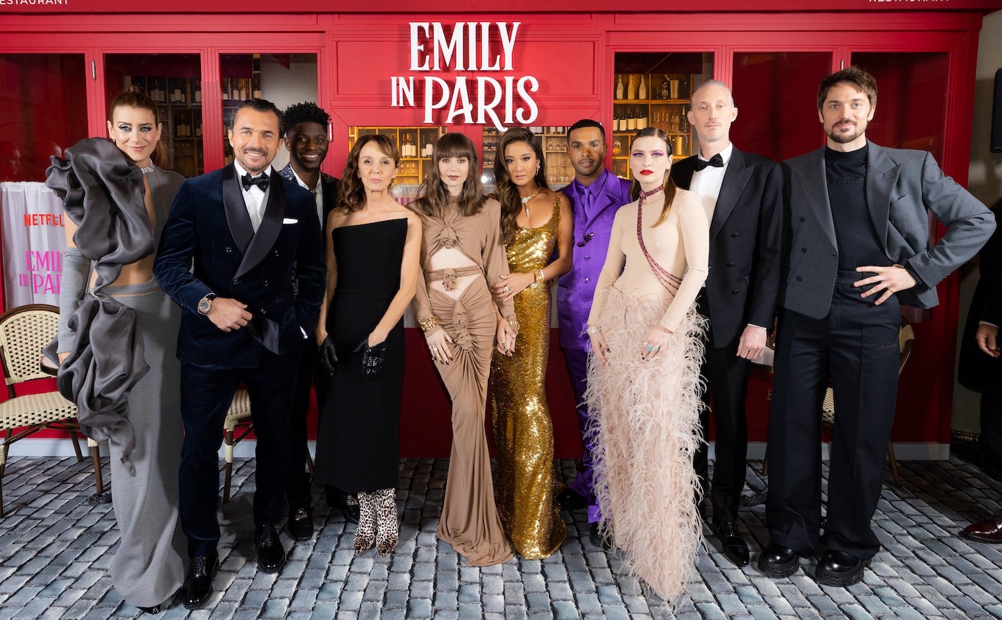 Λίλι Κόλινς – Emily in Paris: Εντυπωσιακή η πρωταγωνίστρια της σειράς στην παγκόσμια πρεμιέρα