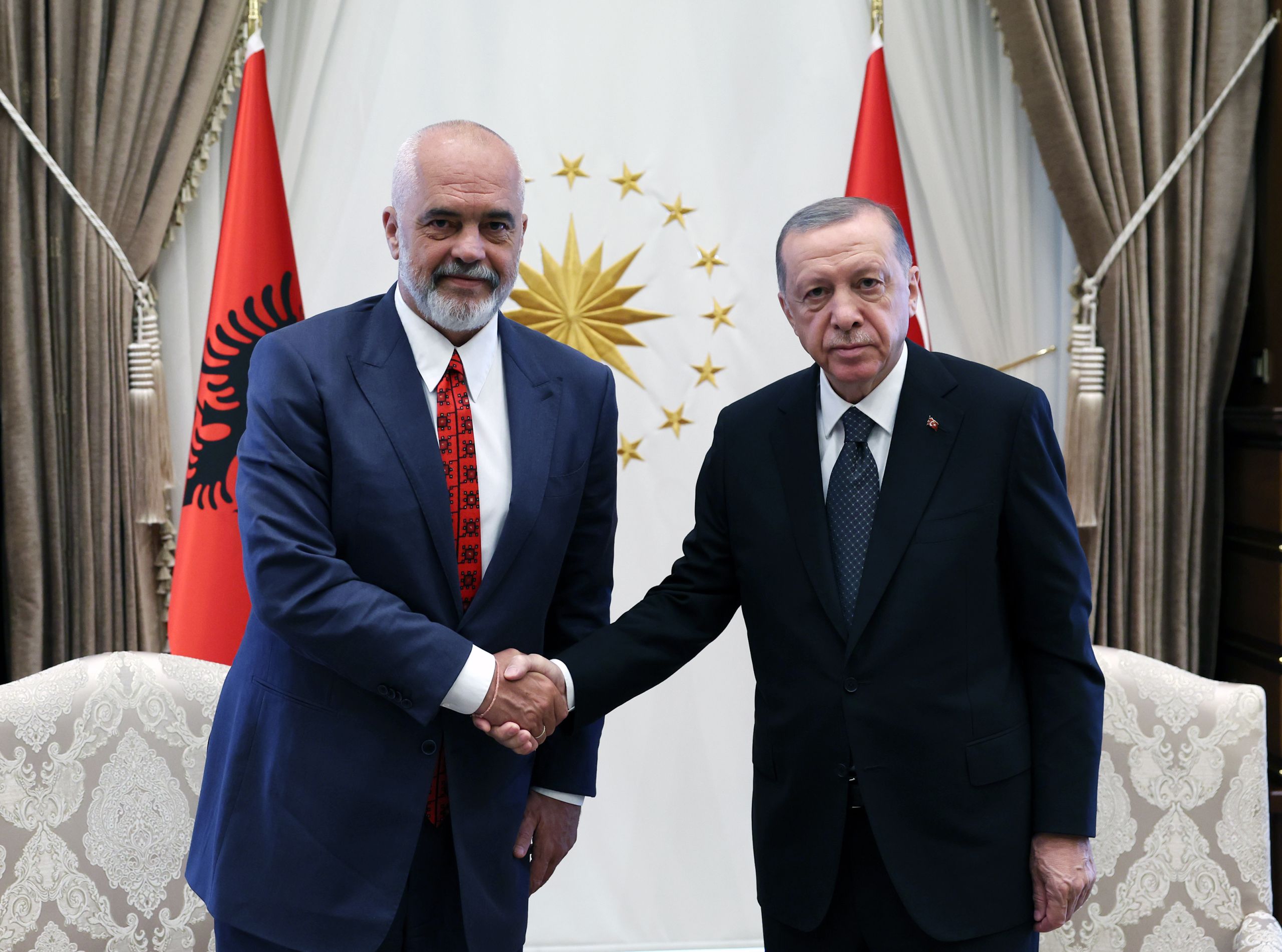Τουρκία – Αλβανία συμφωνία: “Περήφανοι που είμαστε εταίροι του Ερντογάν”
