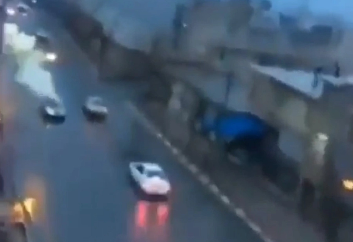 Κεραυνός χτυπά αυτοκίνητο: Τρομακτικό βίντεο, περαστικοί τρέχουν να βοηθήσουν