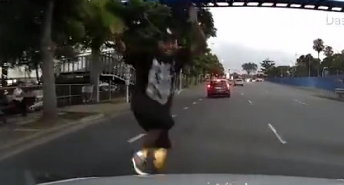 Πεζός πέφτει πάνω σε αυτοκίνητο για να πάρει αποζημίωση: Βίντεο σοκ