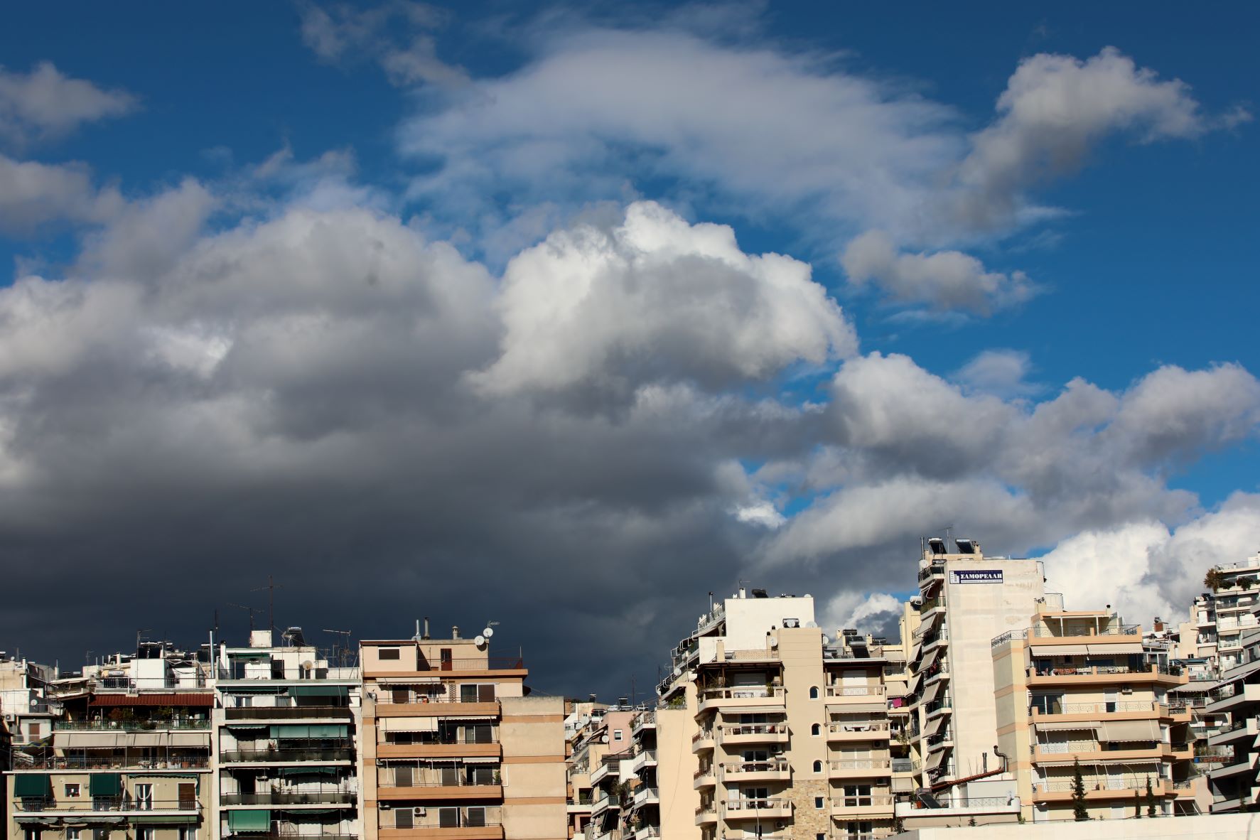 Καιρός σήμερα: Πέφτει κι άλλο η θερμοκρασία με βροχές, καταιγίδες και χιόνια 