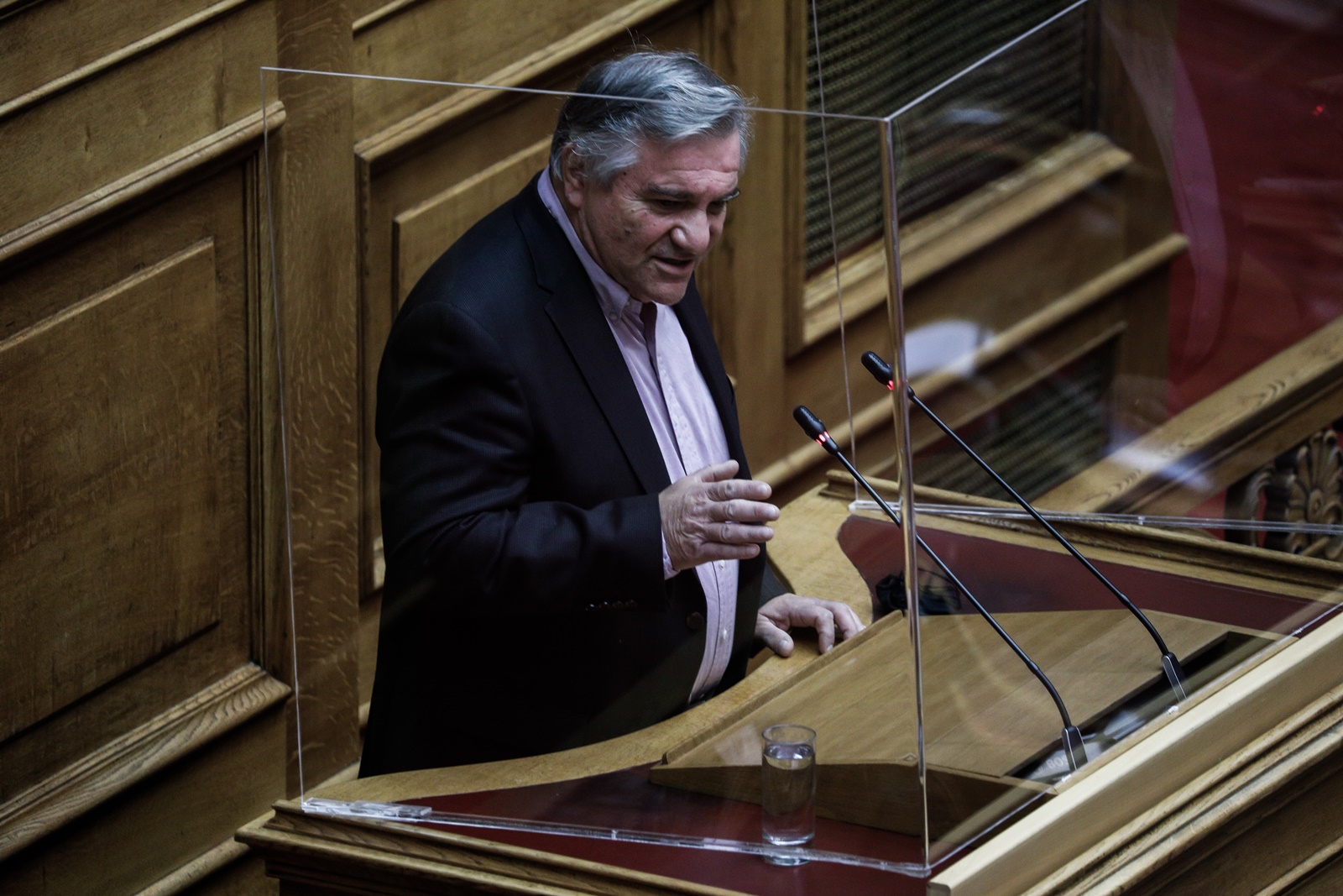 Πρόταση μομφής – Βουλή: “Μεγαλειώδης ηθική και πολιτική πράξη αν ο Μητσοτάκης ζητούσε συγγνώμη”