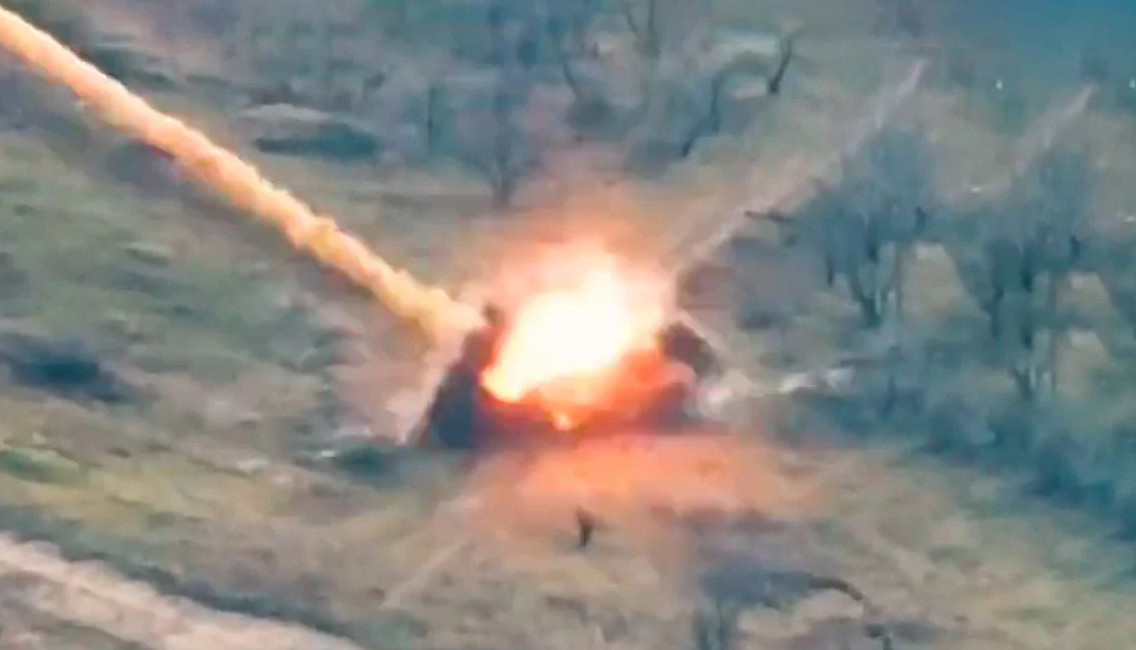 Η στιγμή που ουκρανικός πύραυλος πλήττει Ρώσους στρατιώτες