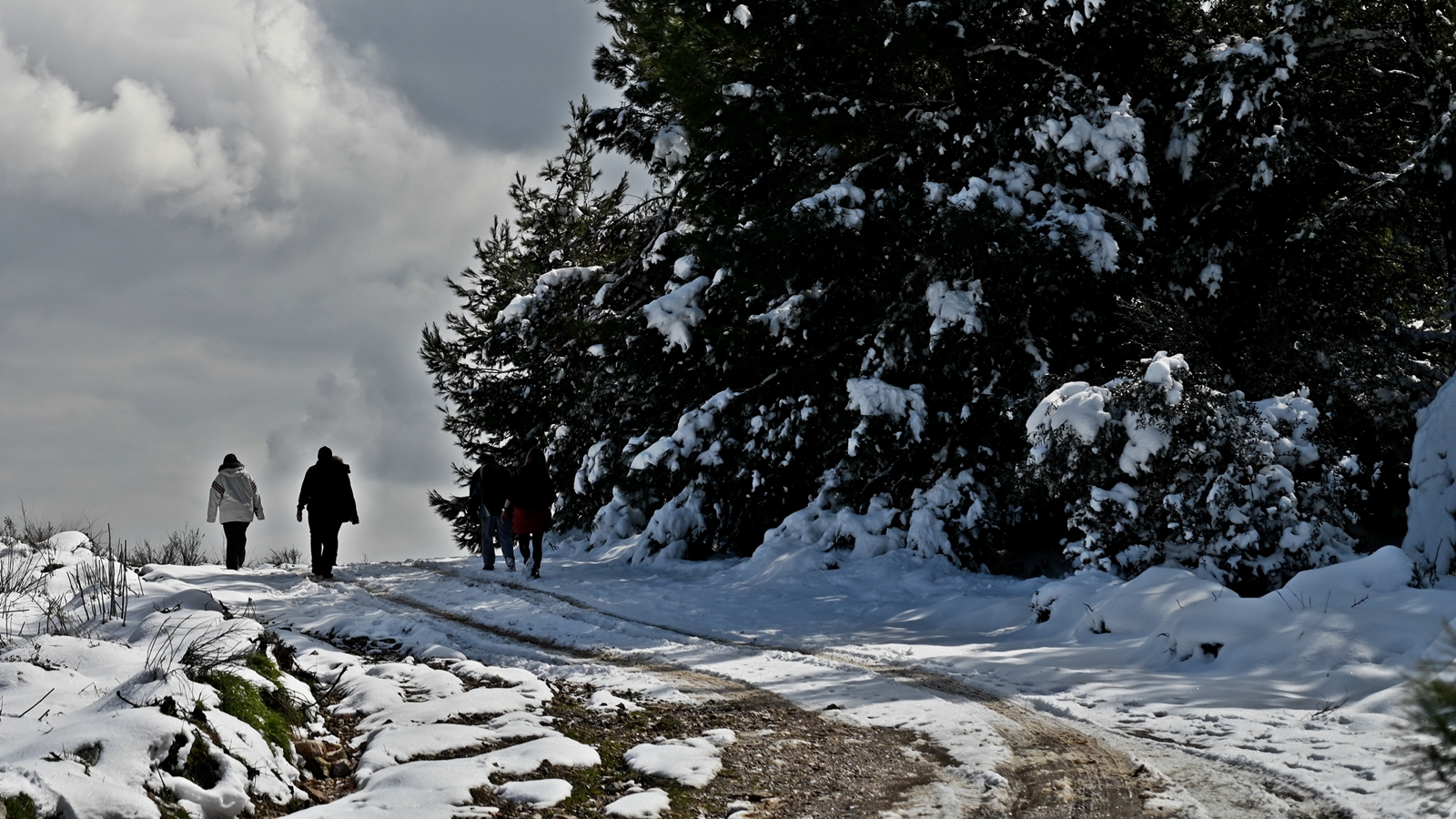 Χιόνια Αθήνα – επόμενες μέρες: Έρχεται «τσουχτερό κρύο», ποιες περιοχές θα ντυθούν στα λευκά