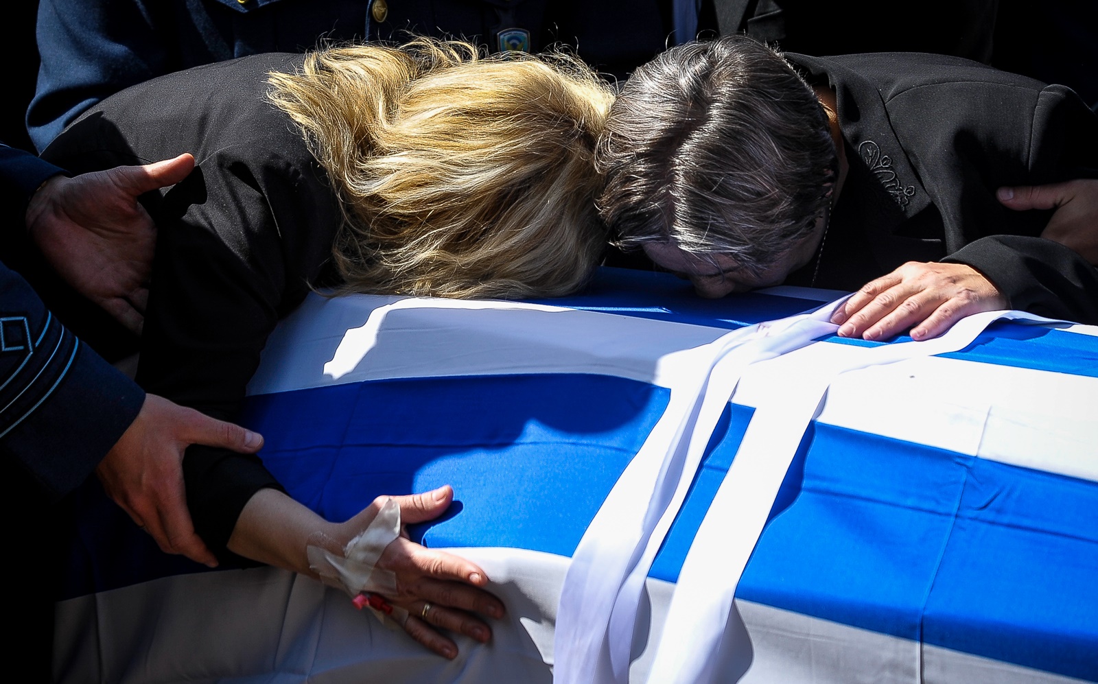 Κηδεία πιλότου Τσιτλακίδη: Η οικογένεια Μπαλταδώρου έστειλε στεφάνι για τον σμηναγό