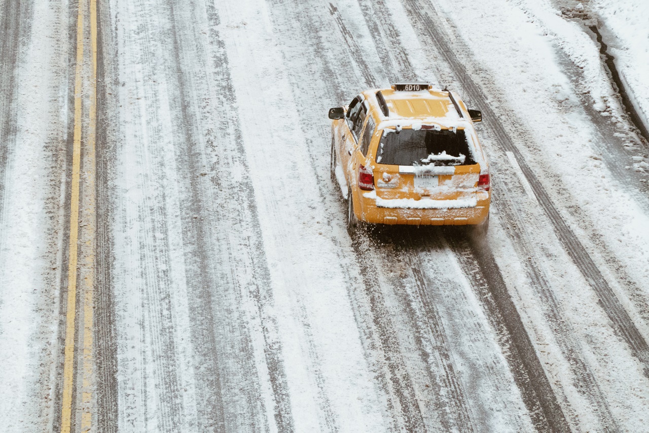 Μαγιόρκα χιόνια: Εκχιονιστικά ανοίγουν τους δρόμους και απεγκλωβίζουν οδηγούς