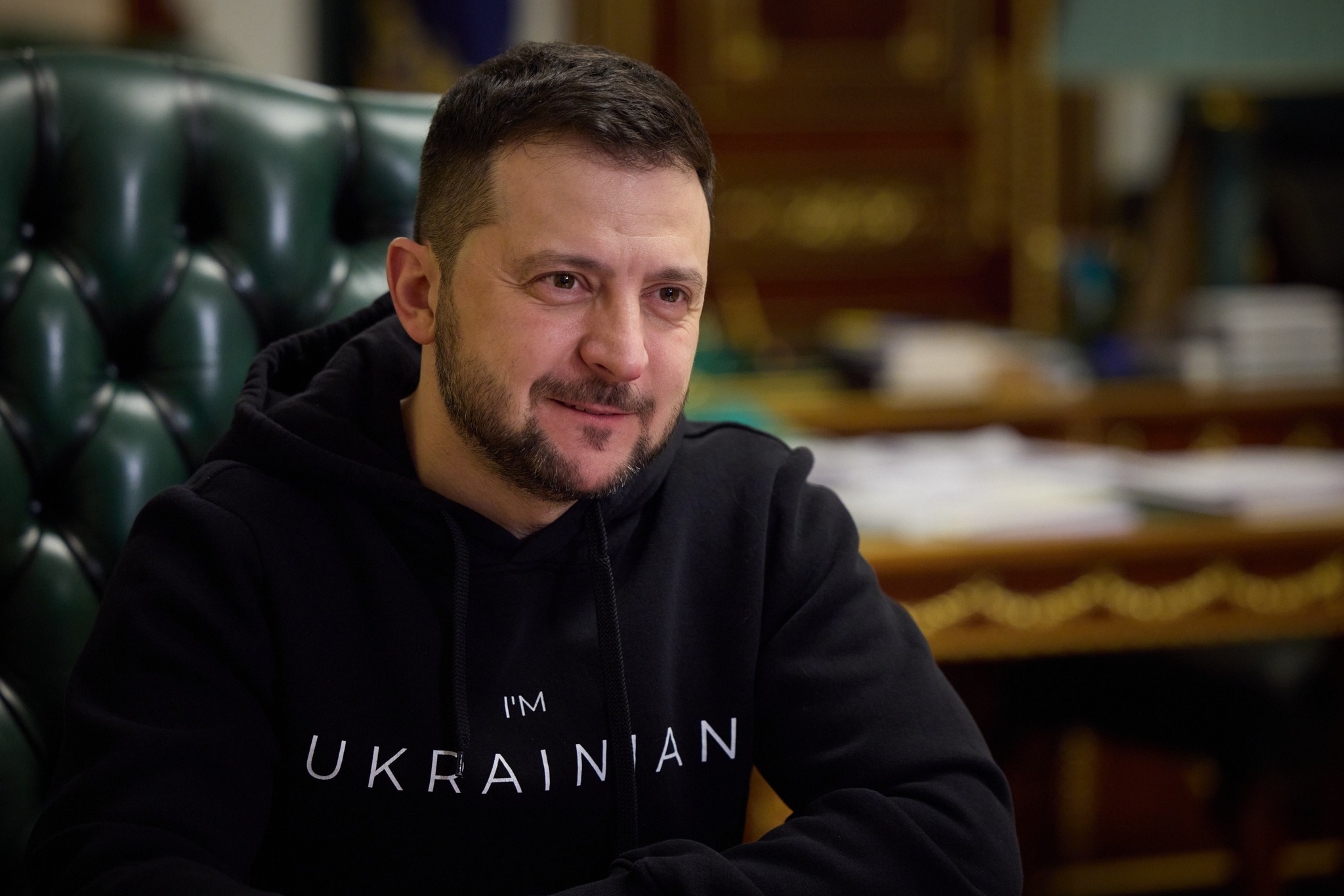 Ζελένσκι – Βρετανία: Η συγκινητική αγκαλιά με δημοσιογράφο από την Ουκρανία