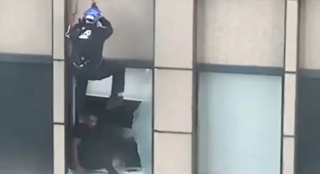Νέα Υόρκη διάσωση: Θρίλερ με άνδρα που απειλούσε 8 ώρες να πέσει από τον 31ο όροφο