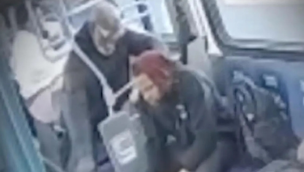Μαχαίρωμα σε λεωφορείο ΗΠΑ: Δολοφόνησε άγρια επιβάτη και ο οδηγός… καθόταν