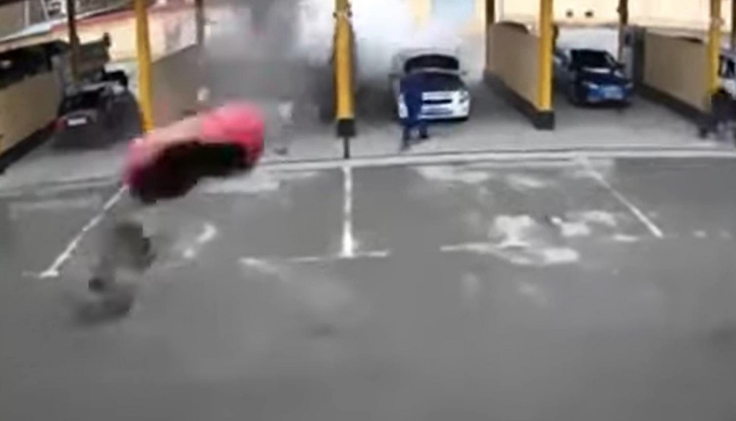 Έκρηξη αυτοκινήτου – βίντεο: Σοκ σε σταθμό ανεφοδιασμού οχημάτων με υγραέριο