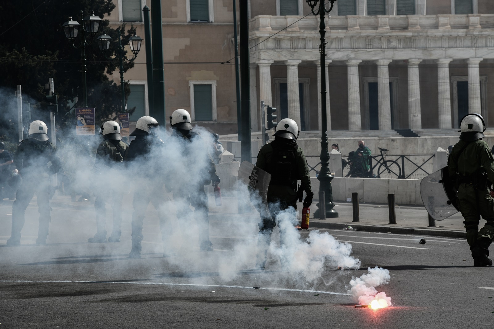 Σύνταγμα επεισόδια: Μολότοφ και χημικά στη συγκέντρωση για τα Τέμπη