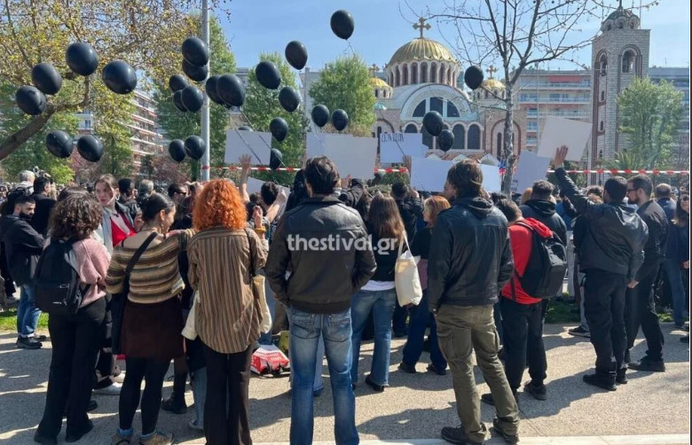 Θεσσαλονίκη: Διαμαρτυρία φοιτητών για τα Τέμπη με μαύρα μπαλόνια στην παρέλαση