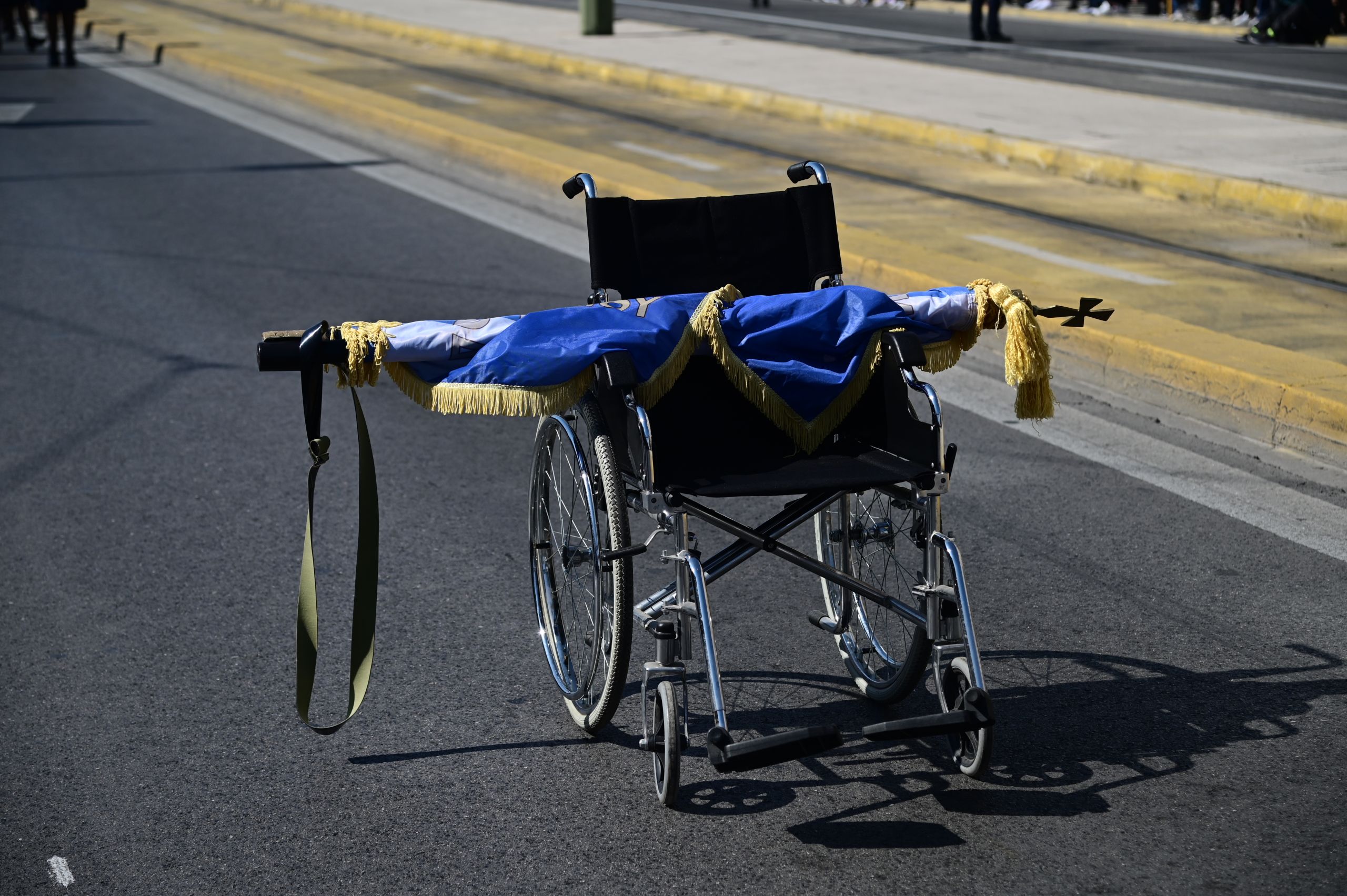 Σημαιοφόρος σε αναπηρικό αμαξίδιο: Συγκίνησε η 17χρονη Μαρία