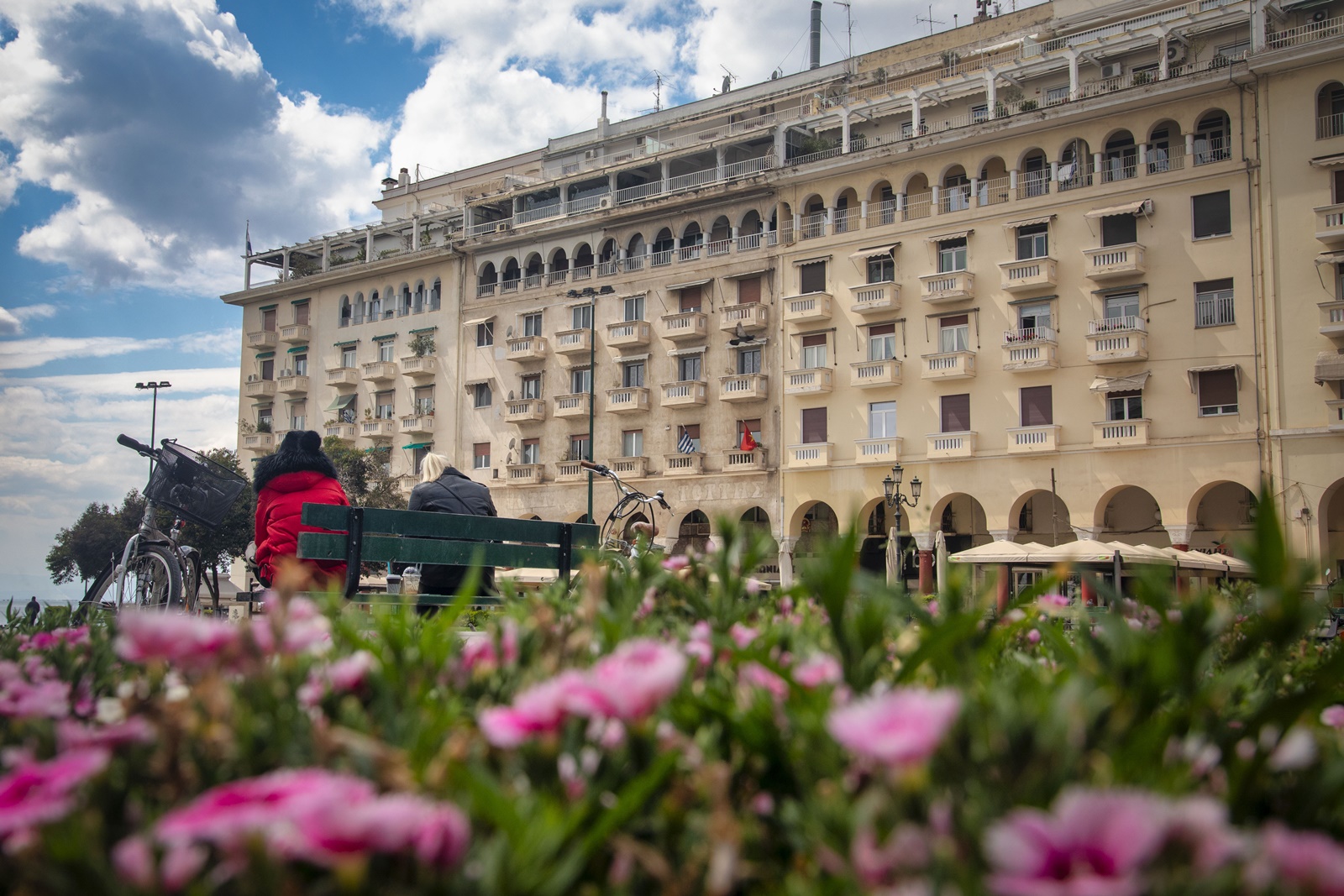 Ξύλο στην Αριστοτέλους: Άγριος καβγάς κοριτσιών με… live μετάδοση