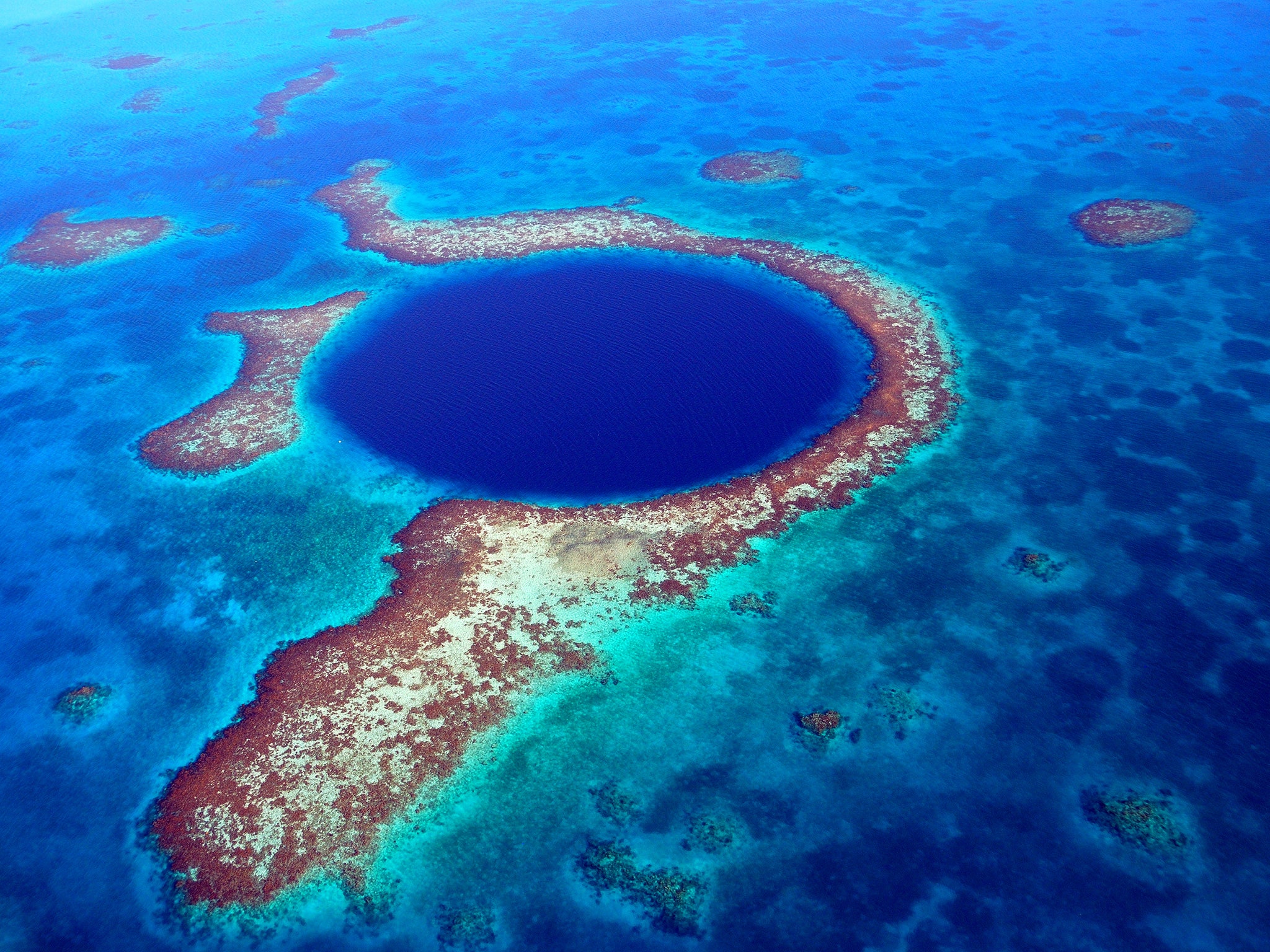 Μεγάλη Μπλε Τρύπα – Μπελίζ: Από τους πιο φημισμένους υποβρύχιους προορισμούς