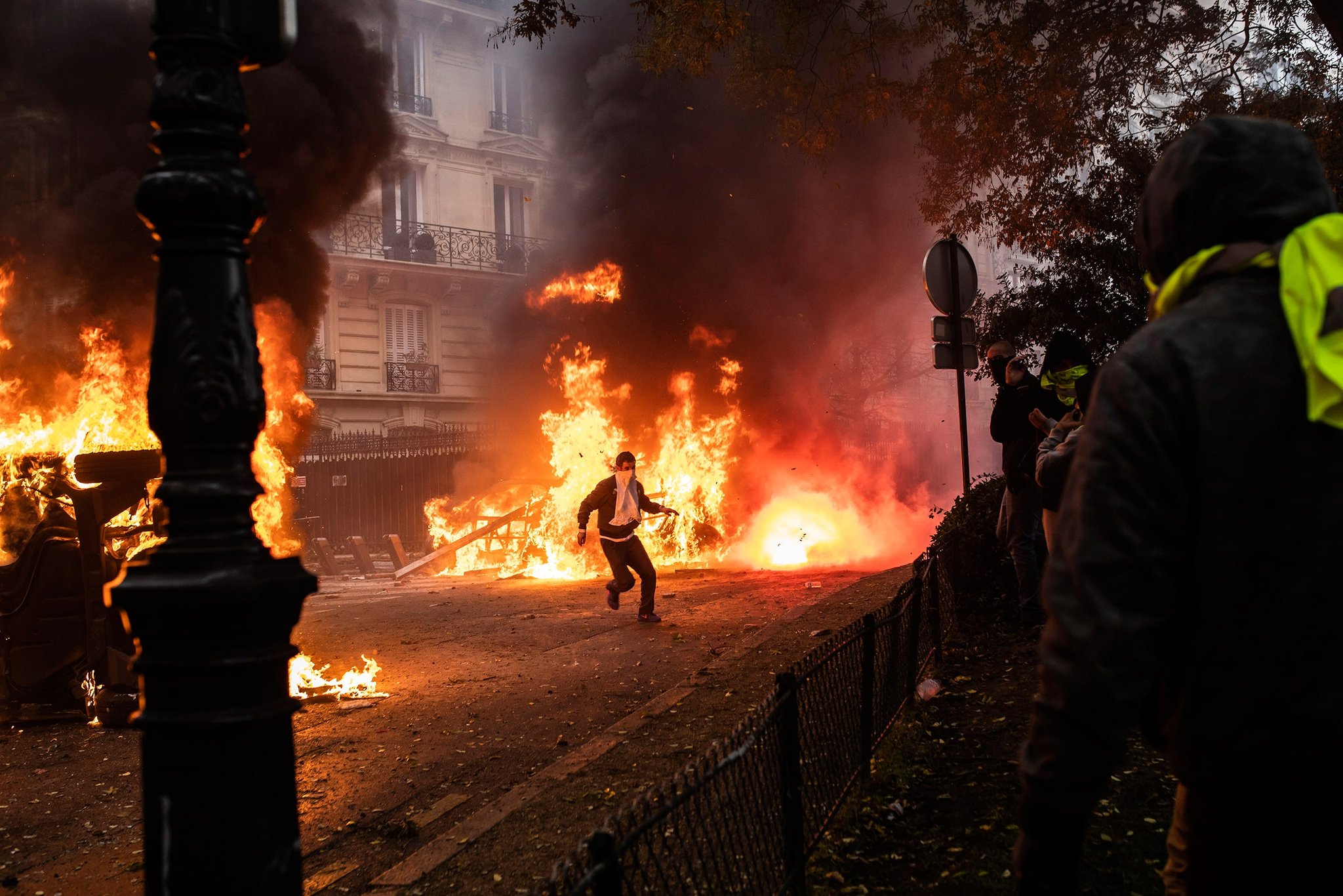 Γαλλία – διαδηλώσεις για το συνταξιοδοτικό: Άγρια επεισόδια, «Μακρόν, παραιτήσου»