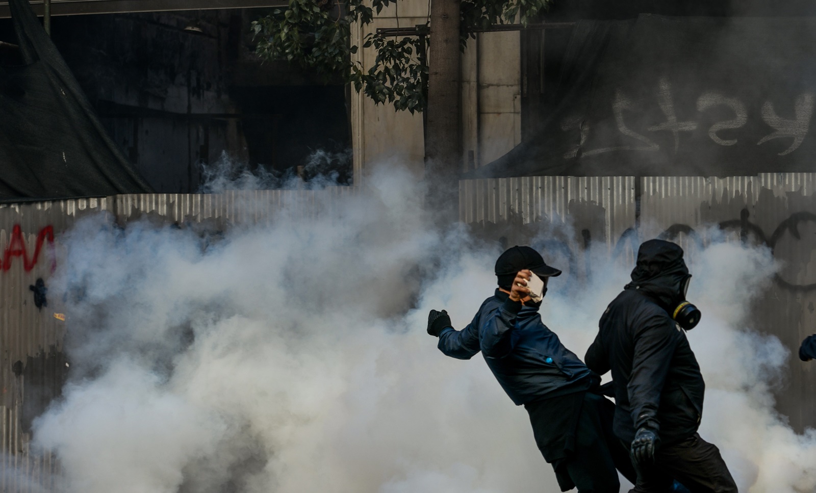 Επεισόδια Σύνταγμα 8/3: Κουκουλοφόροι διέλυσαν τελείως το μνημείο για τα θύματα της Marfin