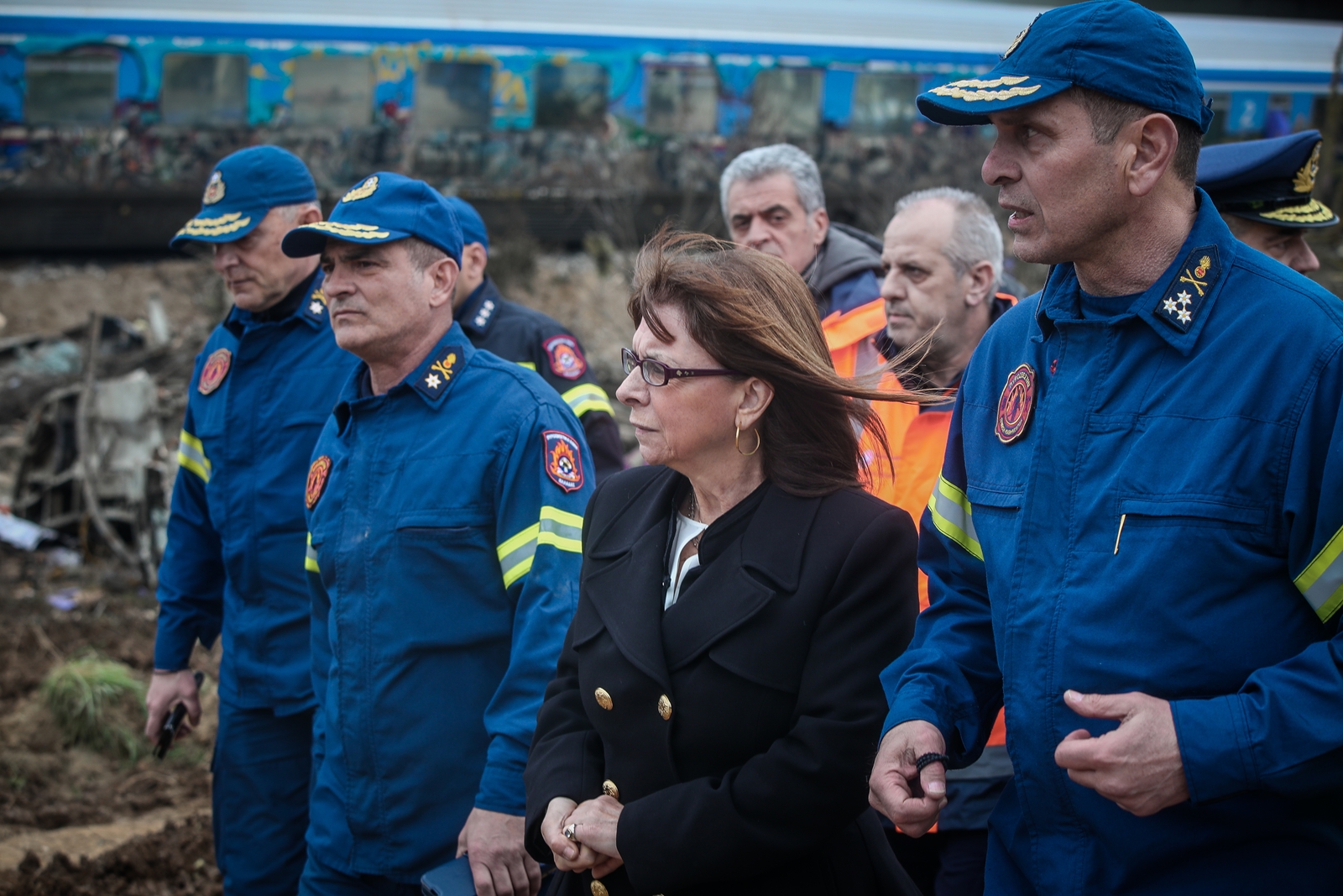 Τέμπη τραγωδία: Άφησε λουλούδια στα συντρίμμια η Κατερίνα Σακελλαροπούλου