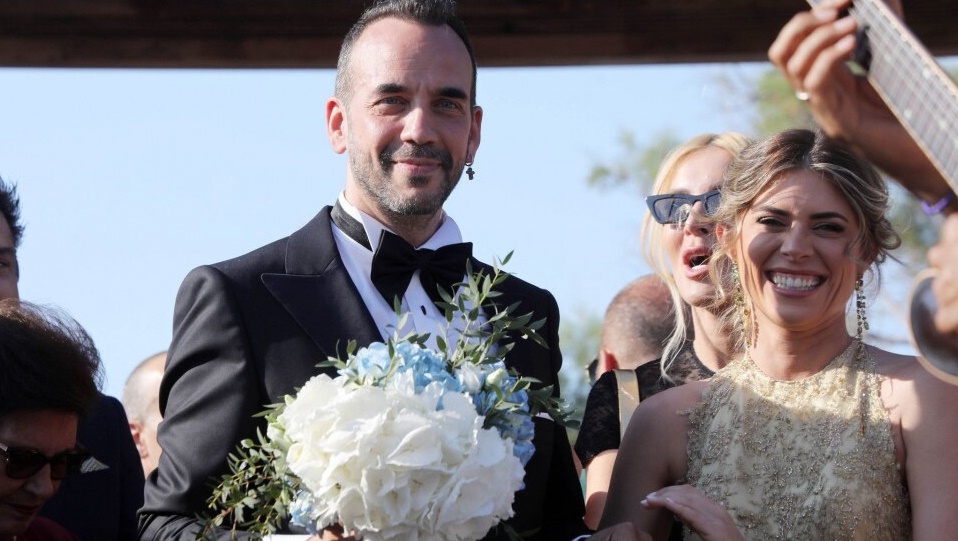Γάμος Μουζουράκη – Κόζαρη: Παντρεύτηκαν στην Αίγινα