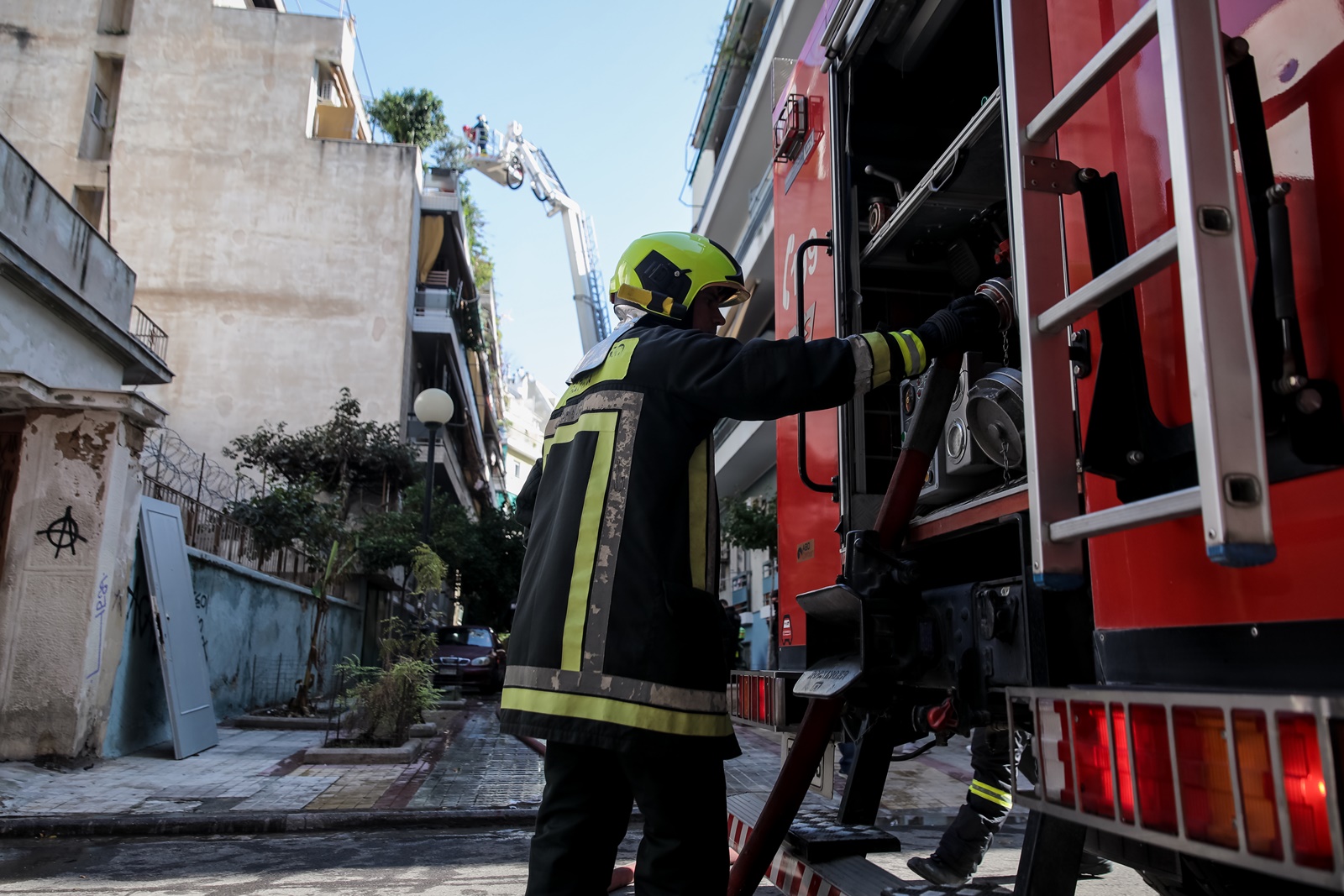 Ασπρόπυργος επίθεση σε βενζινάδικο: Τέσσερις ένοπλοι έβαλαν φωτιά σε χώρο στάθμευσης