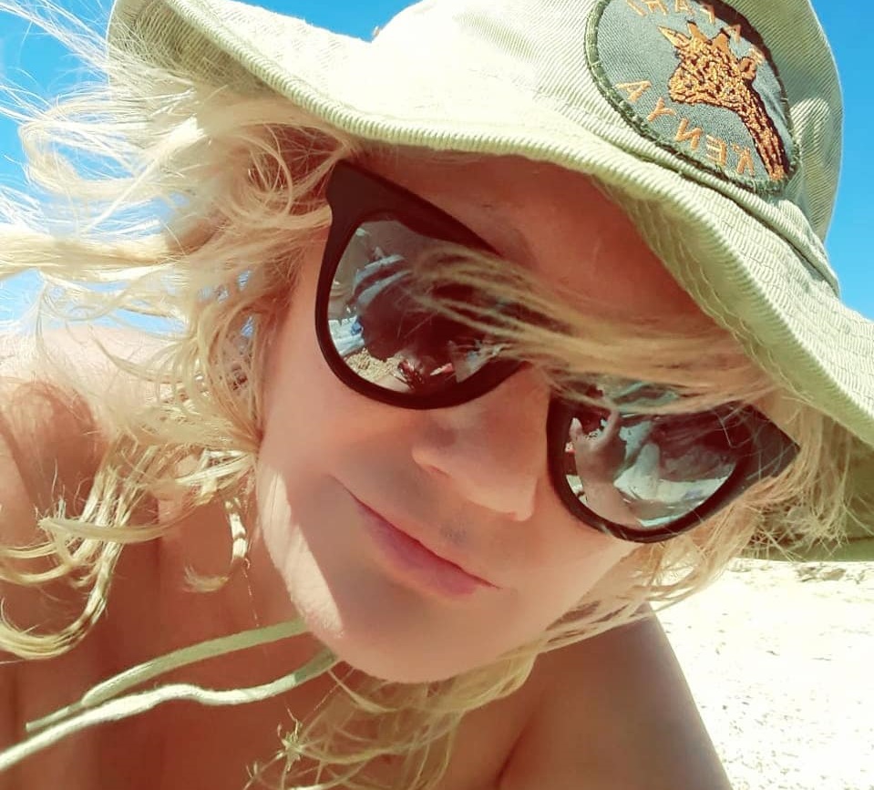 Αγγελική Νικολούλη Instagram: Με καφτάνι και καουμπόικο καπέλο στη θάλασσα
