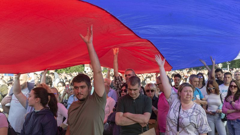 Σερβία: Δεκάδες χιλιάδες πολίτες διαδήλωσαν ξανά κατά της βίας