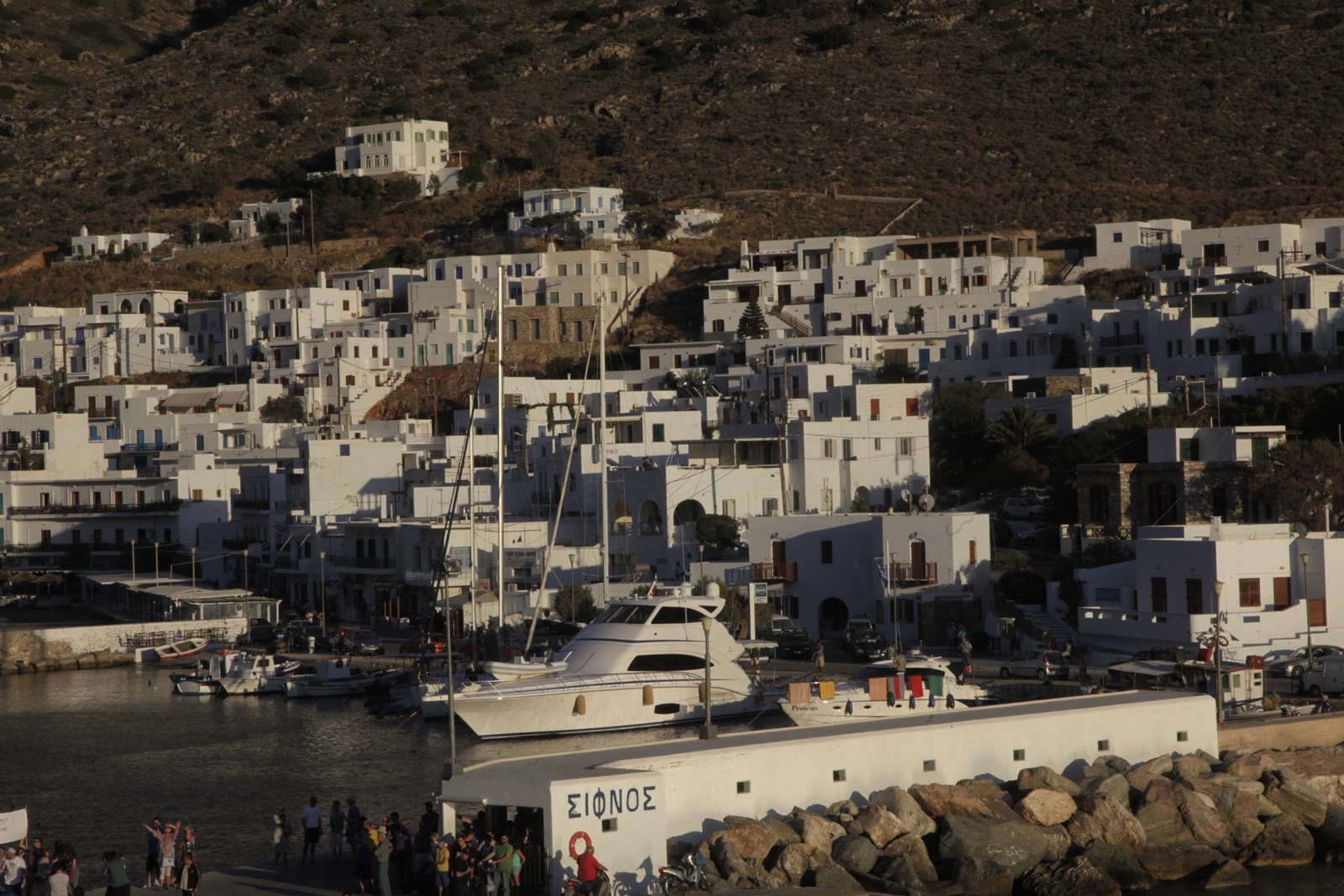 Ομπάμα Σίφνος: Η βόλτα του πρώην Αμερικανού προέδρου στα σοκάκια του νησιού