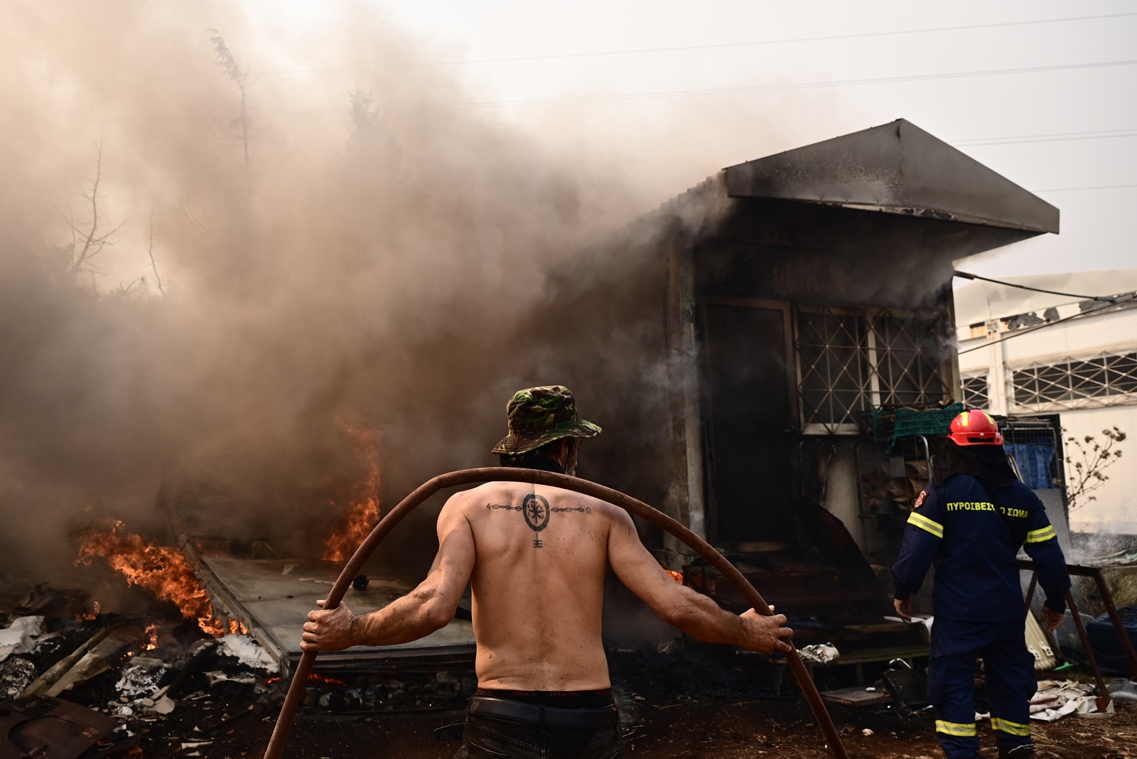 Μάνδρα φωτιά τώρα: Ένταση κατοίκων με αστυνομικούς