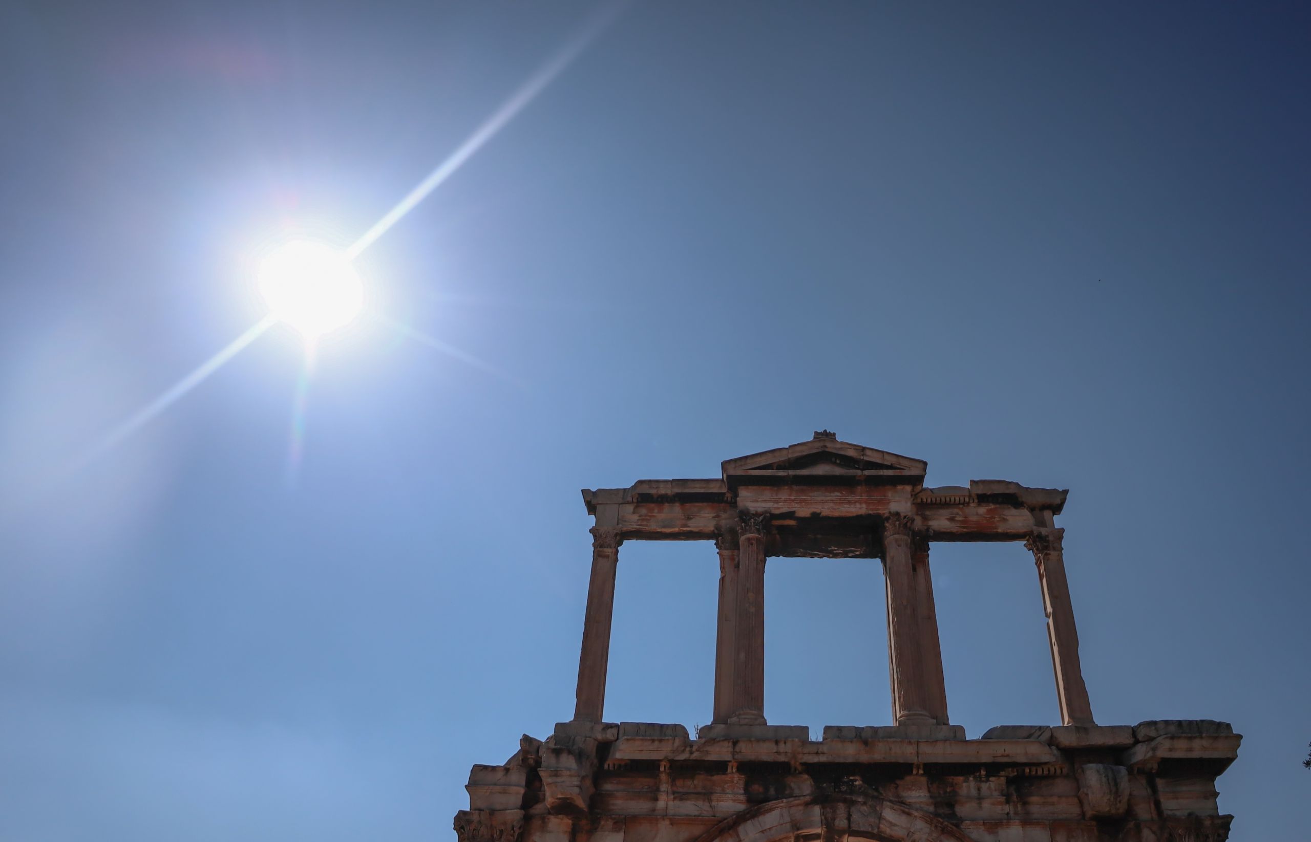 Καύσωνας Κυριακή 23/7: Σήμερα η πιο «καυτή» μέρα του καλοκαιριού