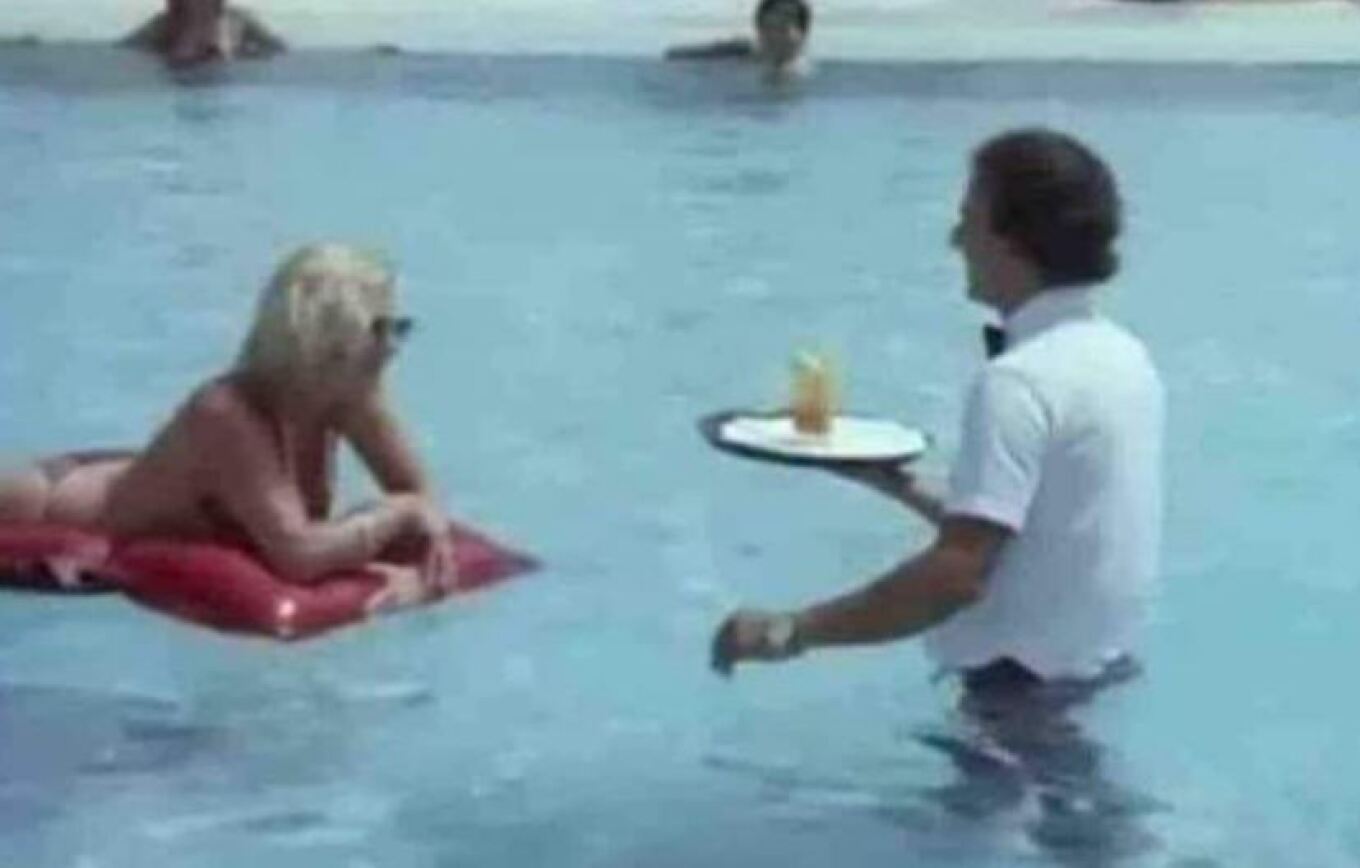 Λαλάκης – σερβιτόρος στην πισίνα: Viral σκηνή από ταινία του 1984