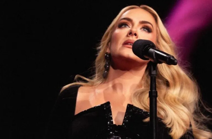 Adele: To ιδιαίτερο φόρεμα με… έντομα που φόρεσε στο Las Vegas